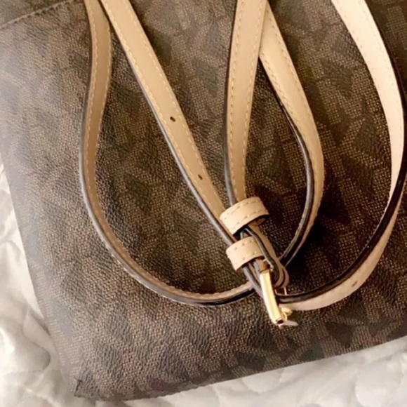 ‼️SOLD‼️Michael Kors crossbody - Picture 4 of 4